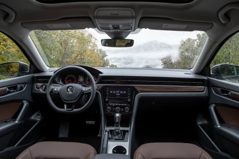Passat Business mı Elegance mı? Hangisi Daha İyi?